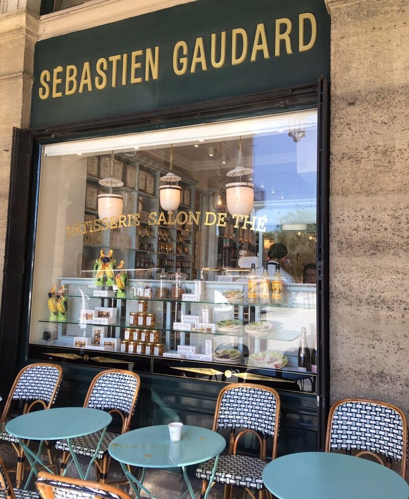 飲食スペースのあるセバスチャン・ゴダール店舗