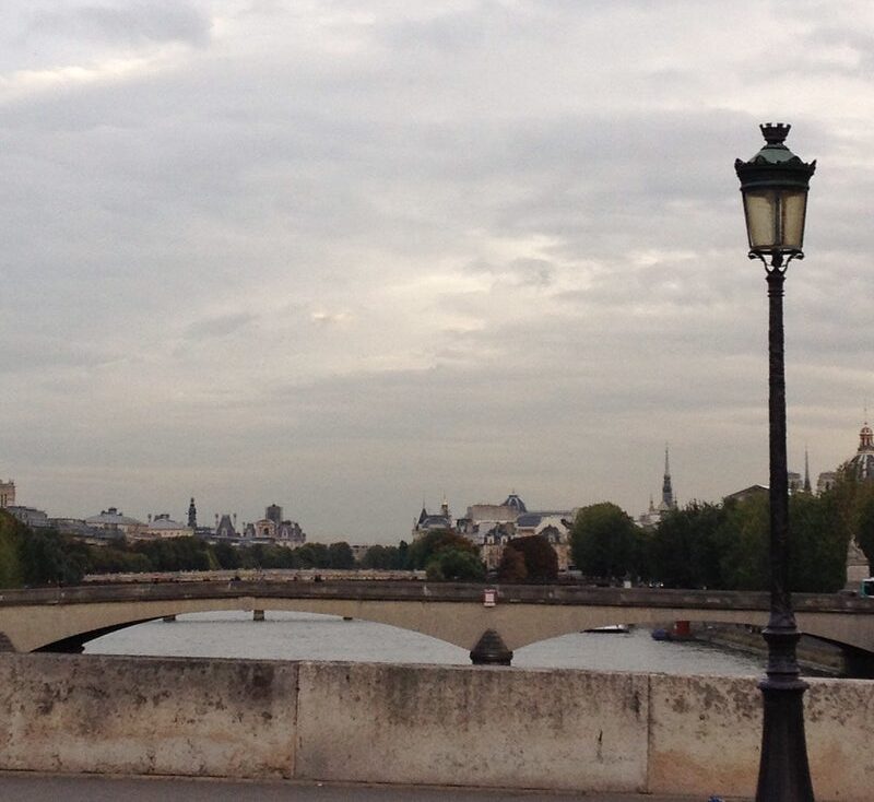 パリのセーヌ川沿いを散歩する風景
