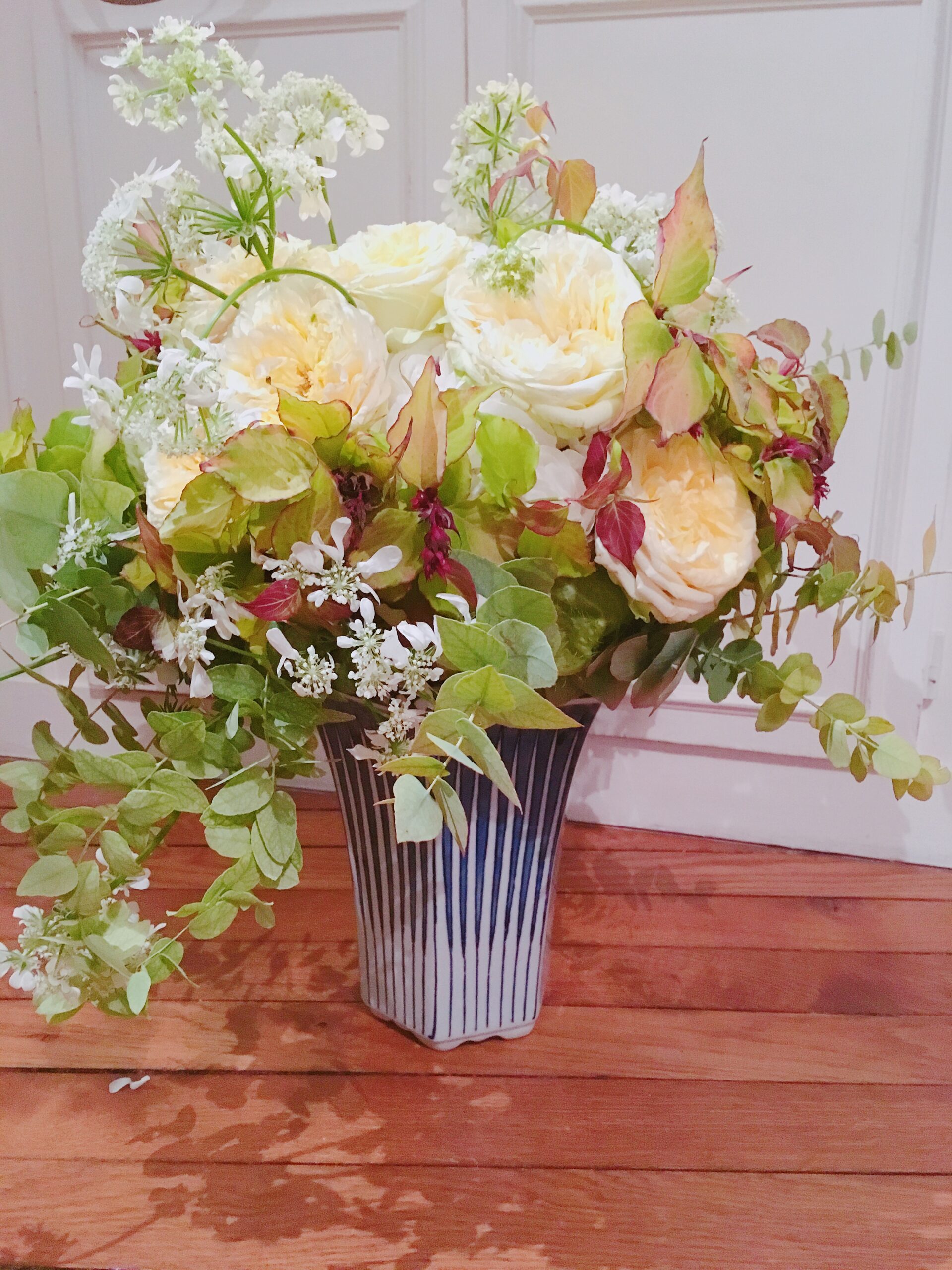 アパルトマンに花を飾る