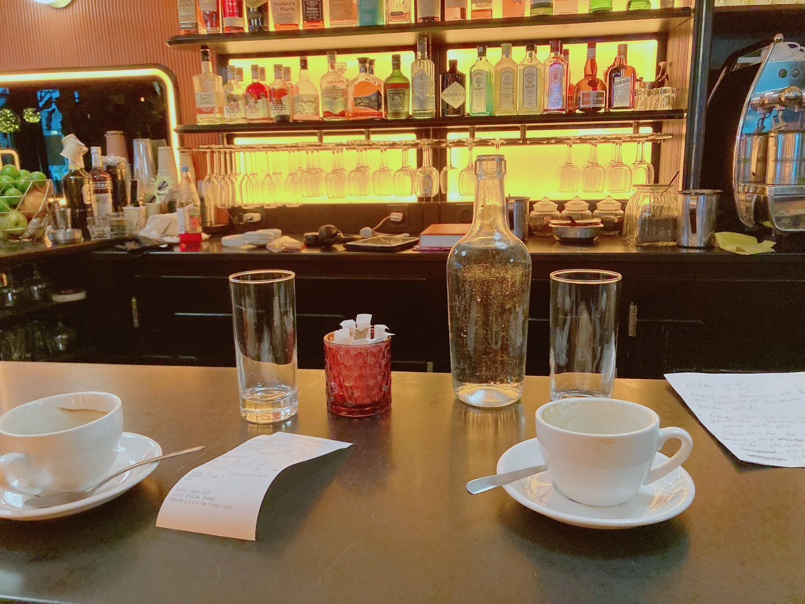 カフェのカウンター席。