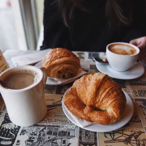 コーヒーとクロワッサンの朝食