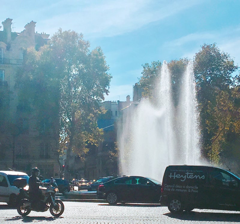 メトロ2号線のヴィクトル・ユゴー駅ロータリーの中央にある噴水