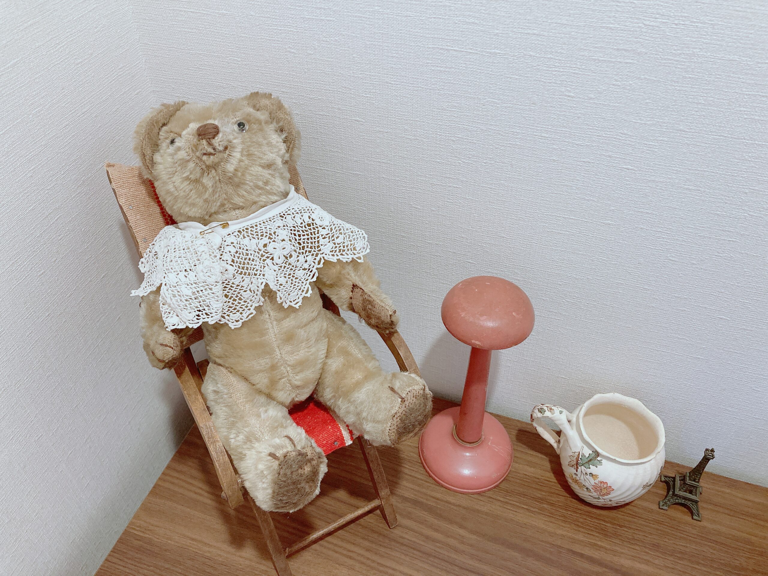 Jussieuの蚤の市で出会ったクマちゃんに着けるレース
