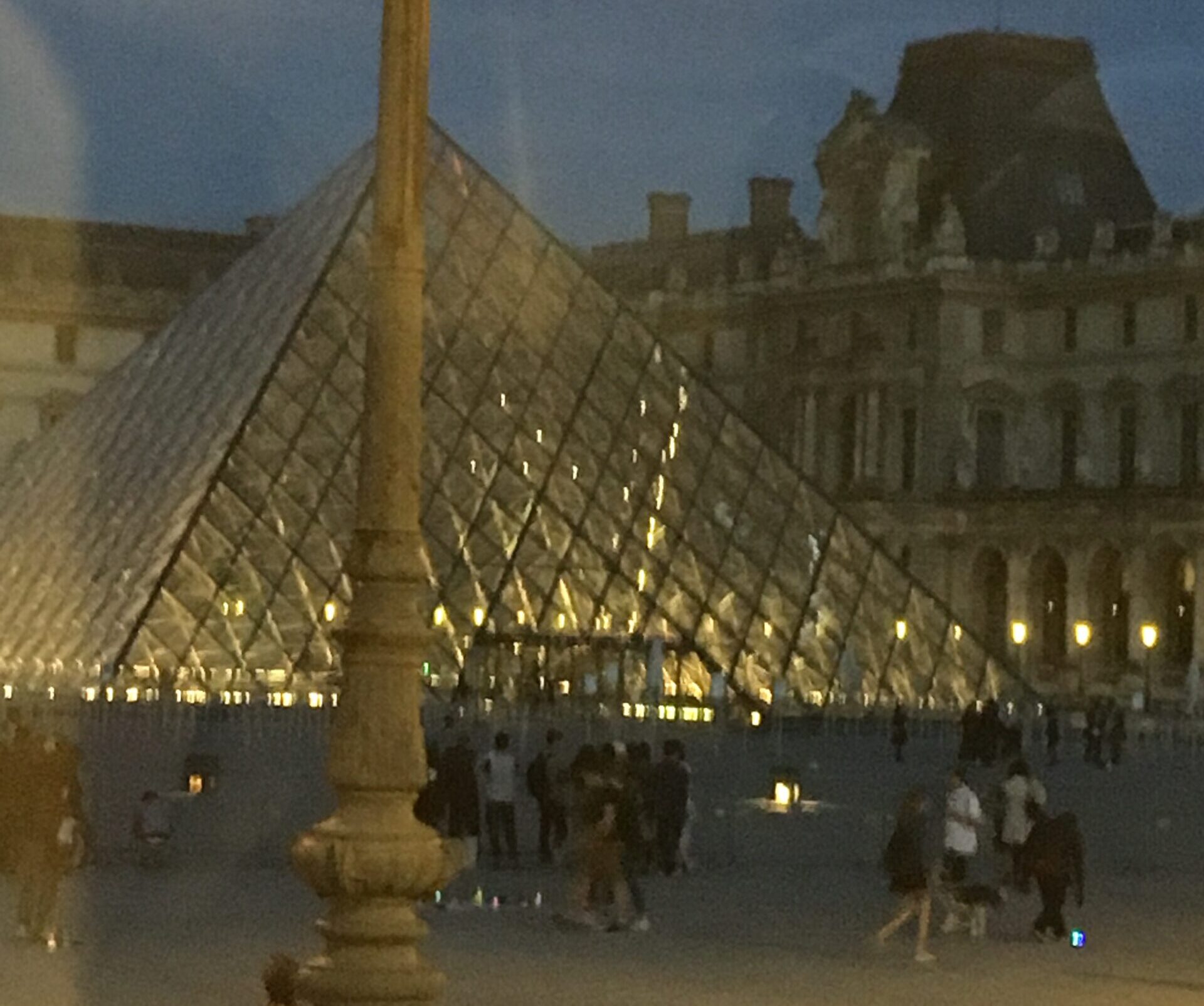 夜のルーブル美術館