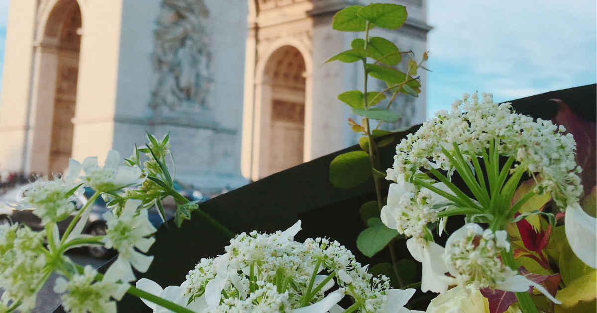 パリの花屋で束ねたブーケ