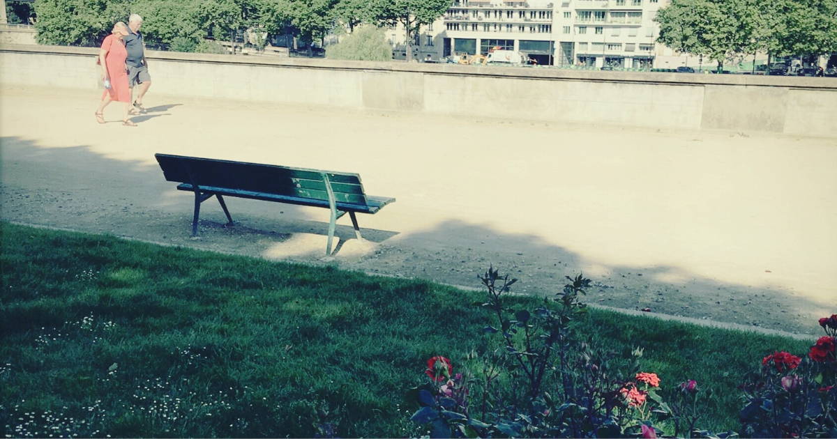 パリで楽しく過ごす老夫婦